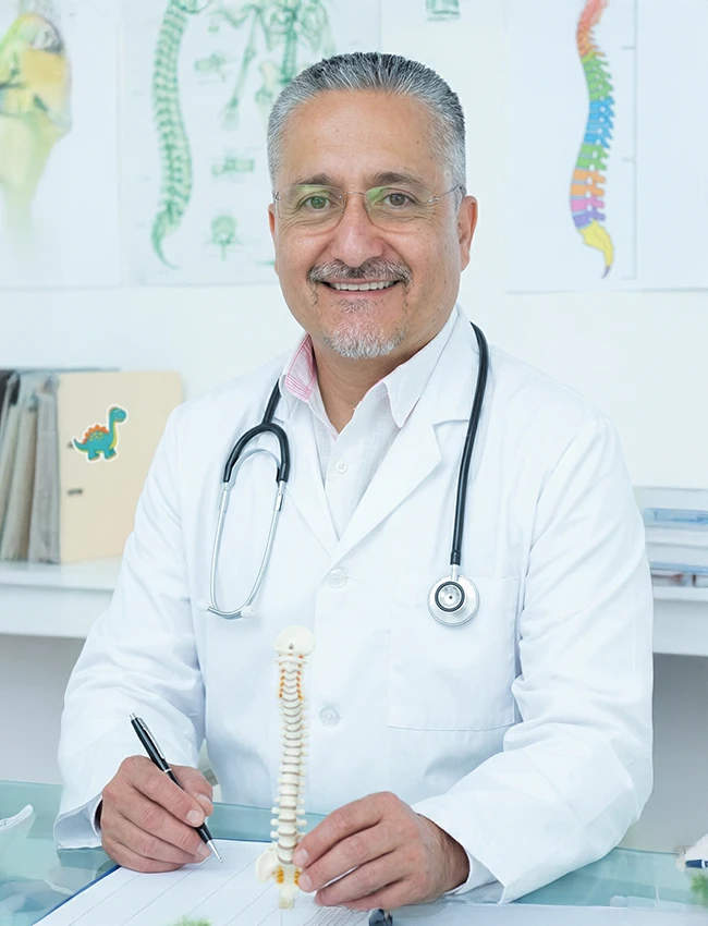 Dr. Luis Montes ortopedista infantil en Tijuana revisando radiografía